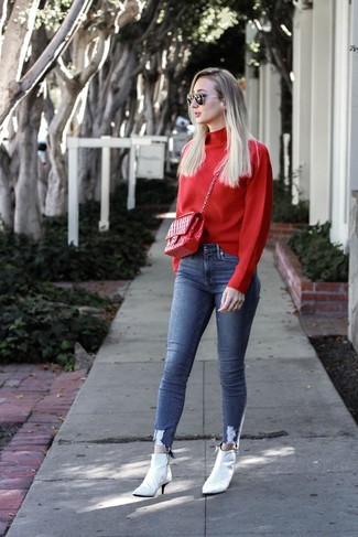 Comment porter un cartable en cuir rouge et noir
