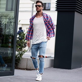 Un t-shirt à col rond à porter avec une chemise à manches longues rouge et noir