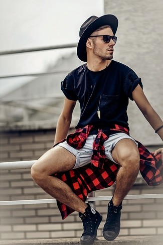 Un t-shirt à col rond à porter avec une chemise à manches longues rouge et noir