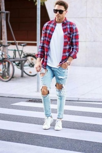 Un t-shirt à col rond à porter avec une chemise à manches longues rouge et noir