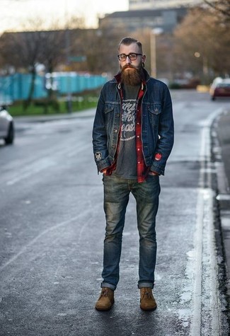 Un t-shirt à col rond à porter avec une chemise à manches longues rouge et noir
