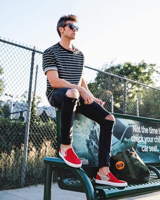Comment porter des baskets à enfiler rouge et noir