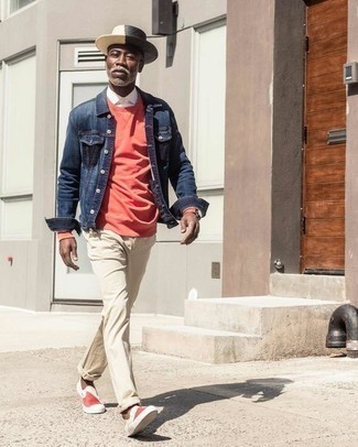 Comment porter des baskets à enfiler rouge et noir