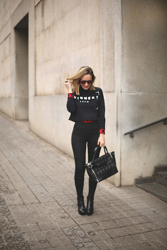 Comment porter des lunettes de soleil rouge et noir