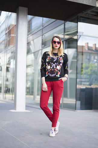 Comment porter des lunettes de soleil rouge et noir