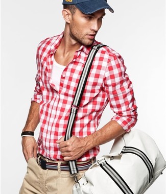Comment porter une chemise à manches longues en vichy rouge et blanc