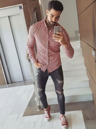 Comment porter une chemise à manches longues en vichy rouge et blanc