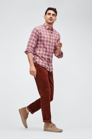 Comment porter une chemise à manches longues écossaise rouge et blanc