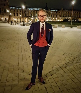 Comment porter une pochette de costume imprimée rouge et blanc en automne
