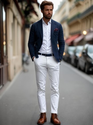 Comment porter une pochette de costume imprimée rouge et blanc