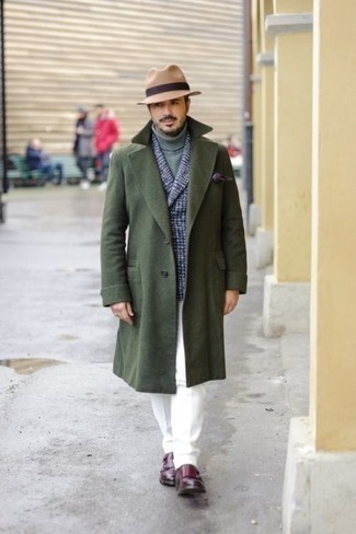 Comment porter une pochette de costume imprimée rouge et blanc quand il fait frais