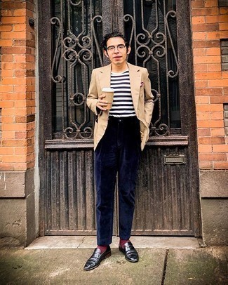 Comment porter une pochette de costume imprimée rouge et blanc