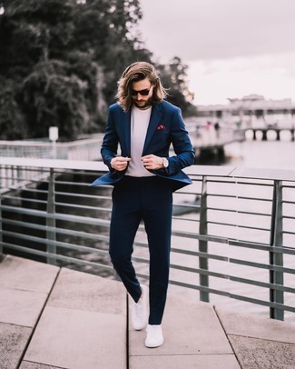 Comment porter une pochette de costume imprimée rouge et blanc
