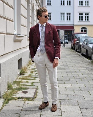 Comment porter une pochette de costume imprimée rouge et blanc