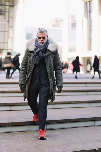 Une parka à porter avec des chaussures de sport rouges