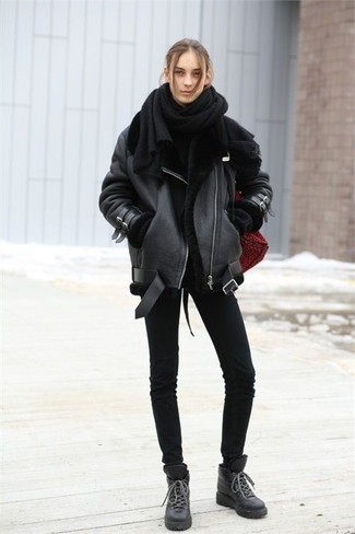 Comment porter un sac à dos rouge en hiver