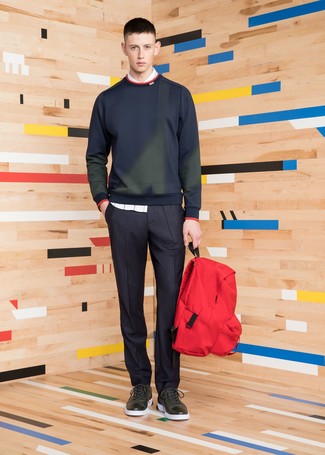 Comment porter un sac à dos rouge quand il fait chaud