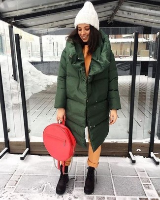 Comment porter un sac à dos rouge en hiver