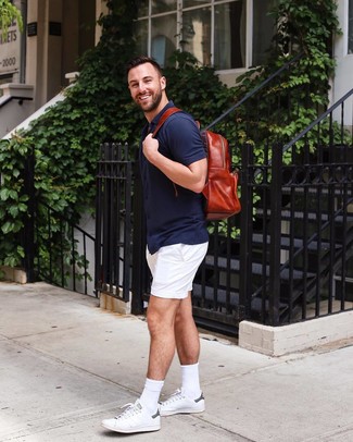 Comment porter un sac à dos rouge