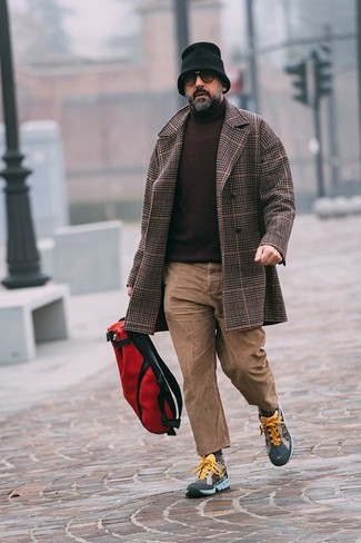 Comment porter un sac à dos rouge