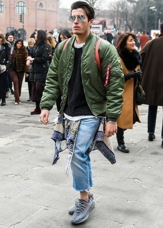 Comment porter un sac à dos rouge