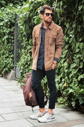 Comment porter un sac à dos rouge