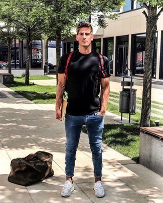 Comment porter un sac à dos rouge