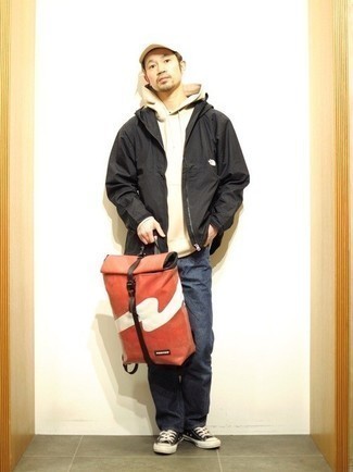 Comment porter un sac à dos rouge pour un style decontractés