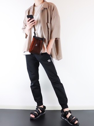 Comment porter un sac rouge pour un style relax