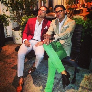 Comment porter un blazer rouge quand il fait chaud