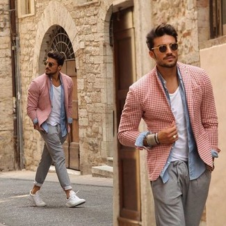 Comment porter un blazer rouge pour un style decontractés quand il fait chaud