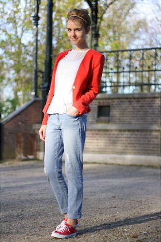 Comment porter un blazer rouge à 20 ans