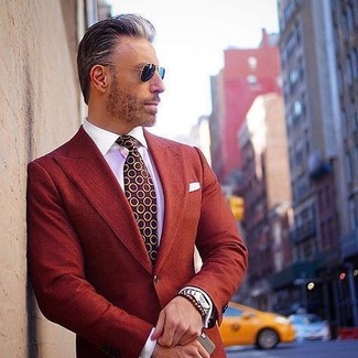 Comment porter un blazer rouge quand il fait chaud