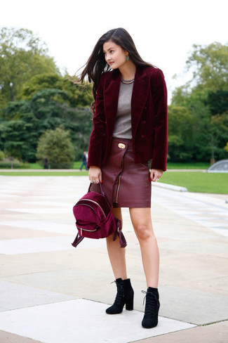 Comment porter un blazer rouge à 20 ans