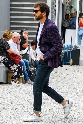 Comment porter un blazer rouge pour un style decontractés quand il fait chaud