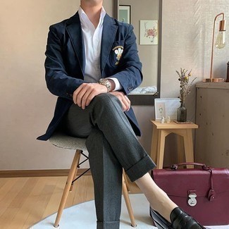 Comment porter une serviette rouge pour un style elégantes