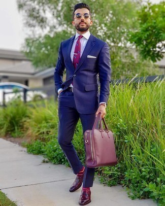 Comment porter une serviette rouge pour un style elégantes