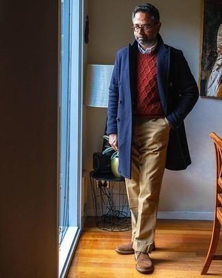 Comment porter un pull torsadé rouge avec des bottines chukka en daim marron