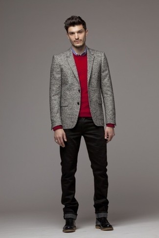 Une chemise de ville à porter avec un pull torsadé rouge