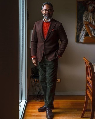 Une chemise de ville à porter avec un pull torsadé rouge