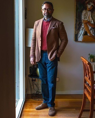 Une chemise de ville à porter avec un pull torsadé rouge
