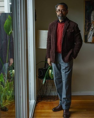 Une chemise de ville à porter avec un pull torsadé rouge
