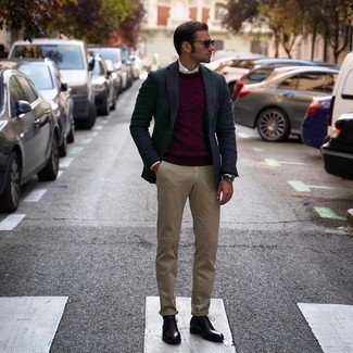 Une chemise de ville à porter avec un pull torsadé rouge