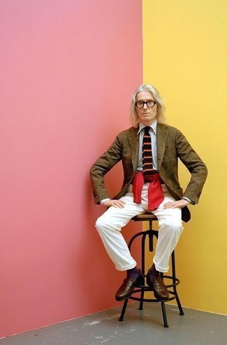 Une chemise de ville à porter avec un pull torsadé rouge