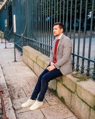 Une chemise de ville à porter avec un pull torsadé rouge