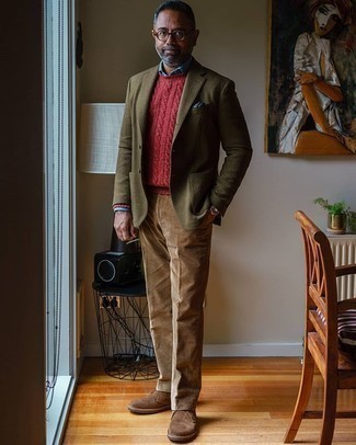 Comment porter un pull torsadé rouge avec un pantalon de costume en velours côtelé marron clair