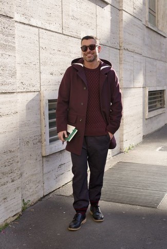 Comment porter un pull torsadé rouge quand il fait froid