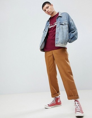 Comment porter des baskets montantes en toile rouges