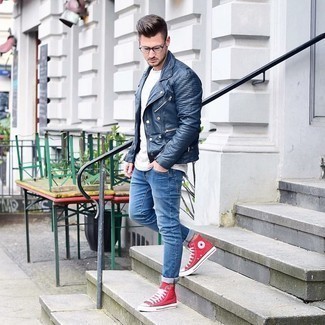 Comment porter des baskets montantes en toile rouges