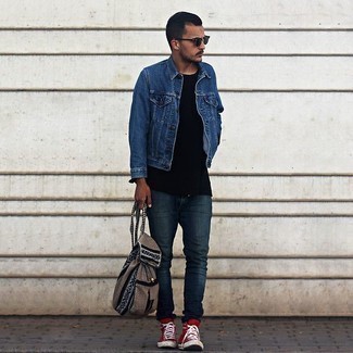 Comment porter des baskets montantes en toile rouges